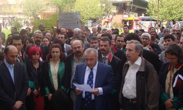 İNSAN HAKLARI SAVUNUCULARINA YÖNELİK BASKILAR ARTARAK DEVAM EDİYOR!
