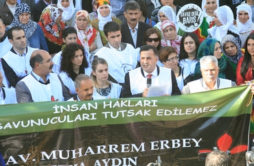 MAHKEME SALONUNDAKİ TİYATRO OYUNUNA SON VERİN