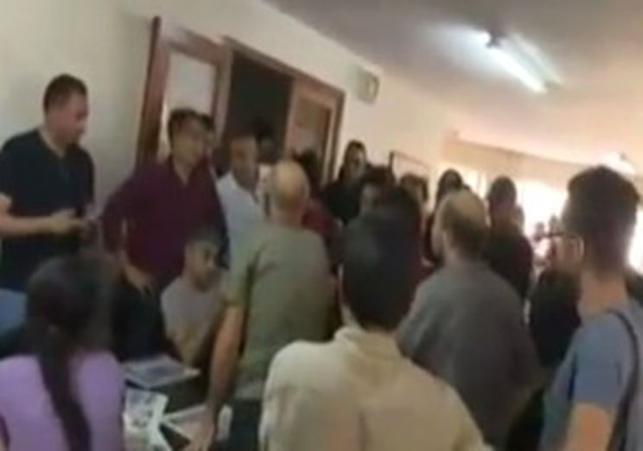 Özgür Gündem Gazetesinin Kapatılması Hukuk Dışıdır Gazetenin Kapatılmasını Ve Merkez Binasının Basılmasını Kınıyoruz