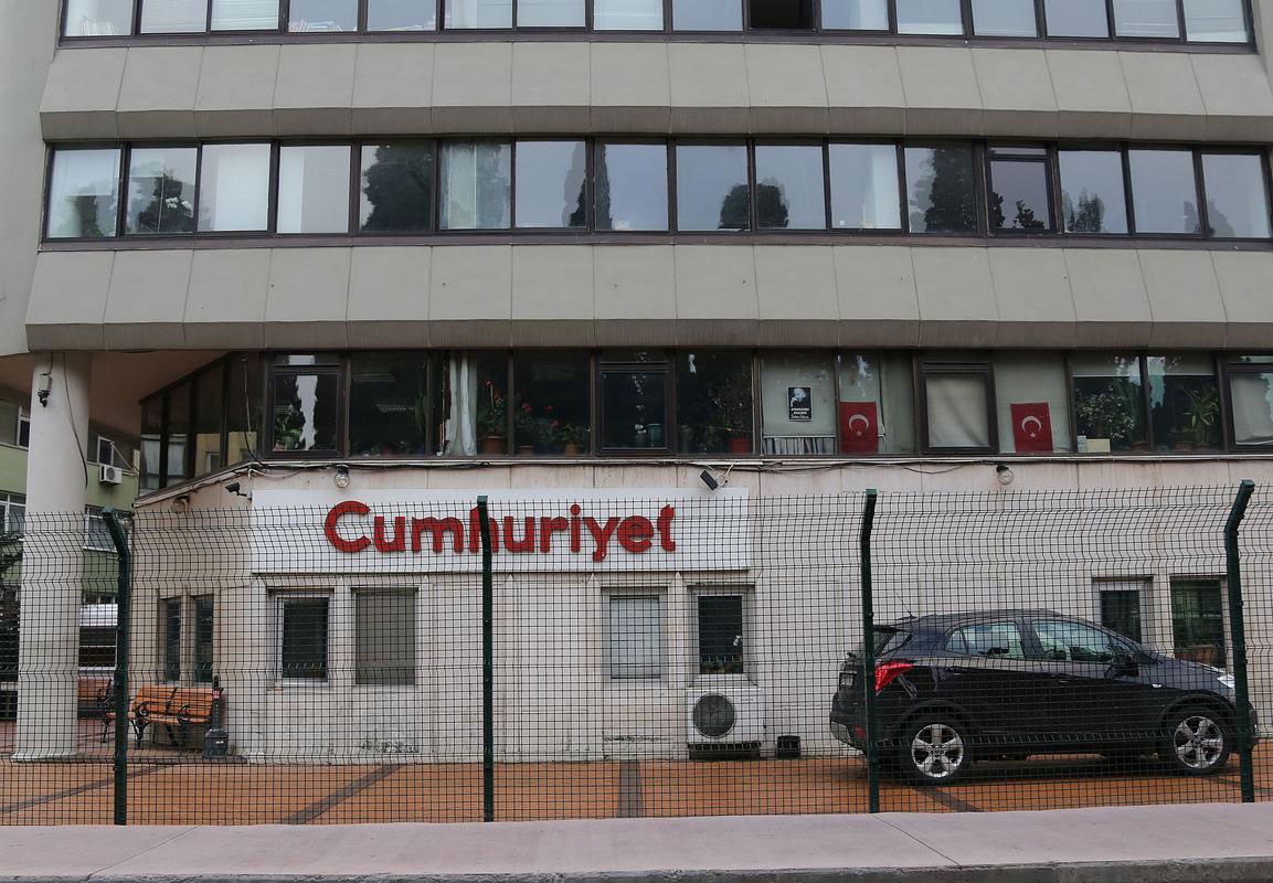Cumhuriyet Gazetesi'ne, Yazarlarına ve Çalışanlarına Yönelik Baskıları Protesto Ediyoruz!