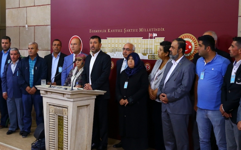 Alıkonulan Asker ve Polisler için İHD, Aileler ve CHP Tarafından TBMM'de Gerçekleştirilen Ortak Basın Açıklaması