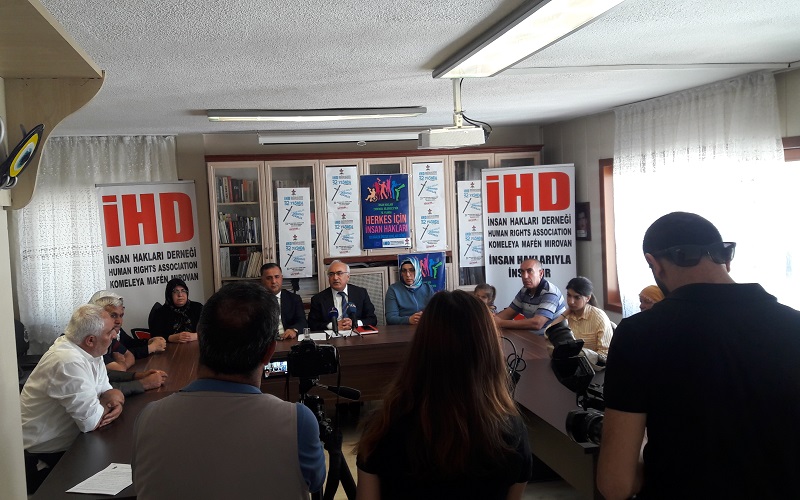 Alıkonulan Asker ve Polisler Serbest Bırakılsın